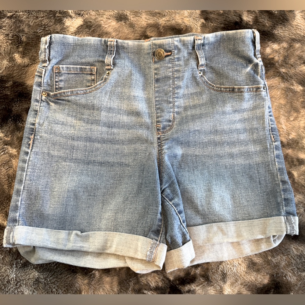 Women’s denim shorts. Elastic waistband. Size 4-6
